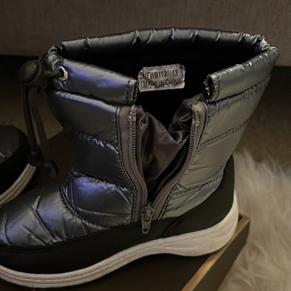 Toddler size 13 snow boots - Picture 4 of 5